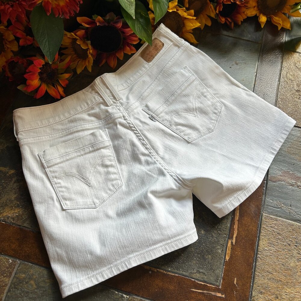 Levi’s Classic Denim Jean Shorts in White, Size 8 (NEW) - Picture 3 of 16
